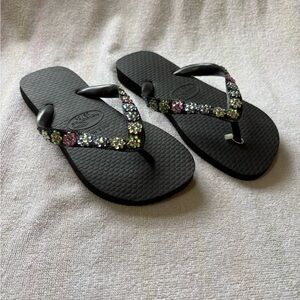 Havaianas: Black Sandals with Floral Accents